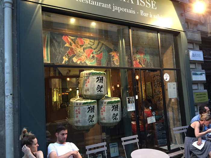 パリの日本食レストランでこもだる